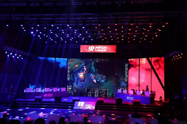 游泳比赛中 游泳比赛中